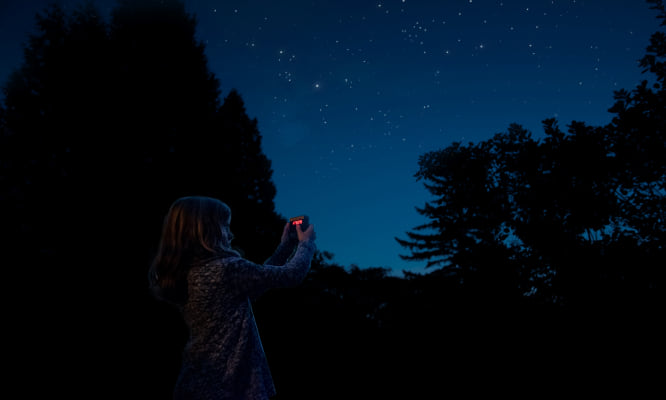 una hija con telefono y la luz en la noche